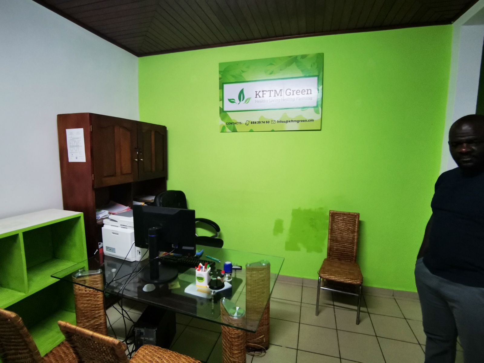 Bureau d'accueil KFTM Green avec un membre de l'équipe à Kribi